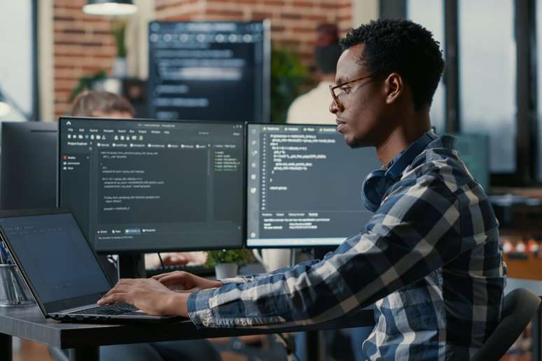 5 linguagens de programação que vão turbinar sua carreira em tecnologia 1 1655535149 homem digitando